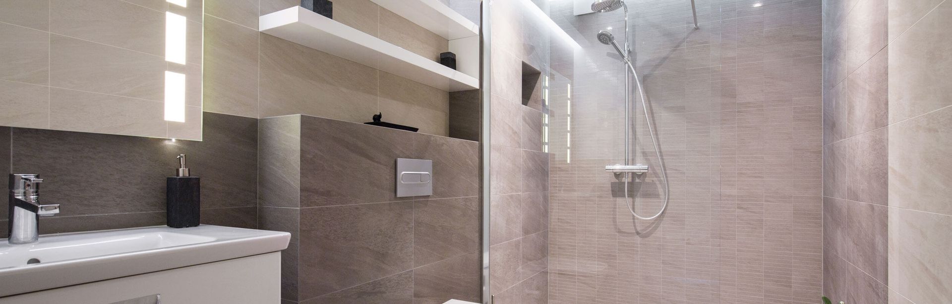 Modernes Badezimmer mit Wandfliesen