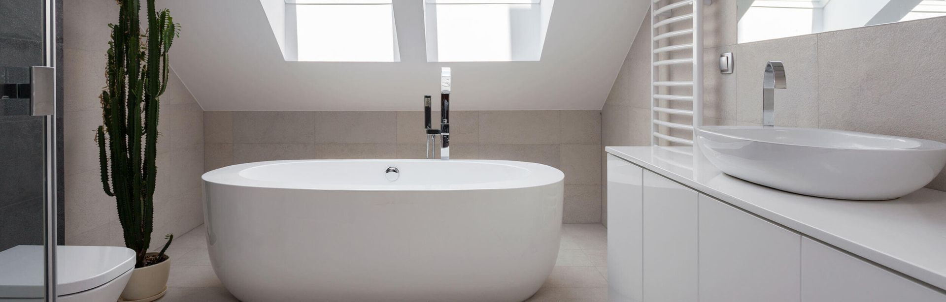 Badezimmer mit freistehender Badewanne