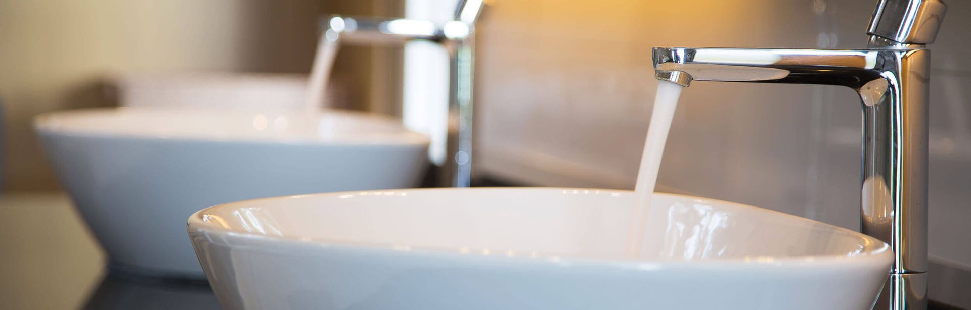 Zwei Waschbecken in einem Badezimmer